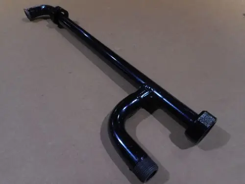 Rücklaufrohr aus schwarzem Metall mit Gewindeanschluss, Teil eines Heizsystems der Marke Remeha.